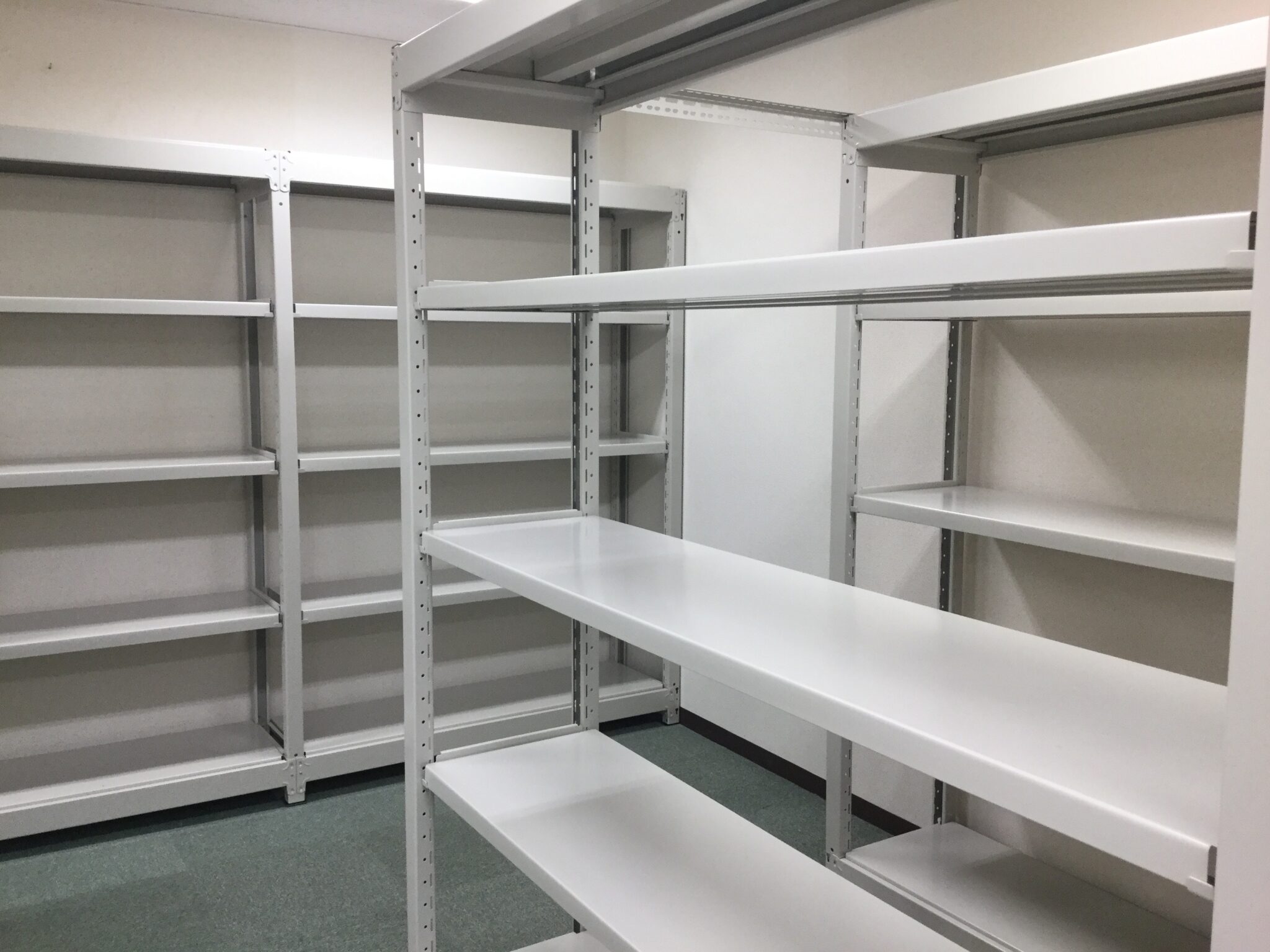 効率的な棚のレイアウトの納入事例(NS株式会社様) - 西宮市のオフィスデザイン・施工 - 細川商店【OfficeGoodCreator】